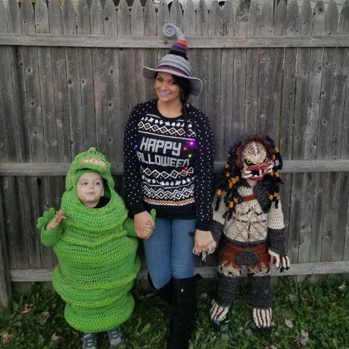 Любительница вязания каждый год вяжет своим детям костюмы на Хэллоуин. Вот какие она связала в этом году (6 фото)