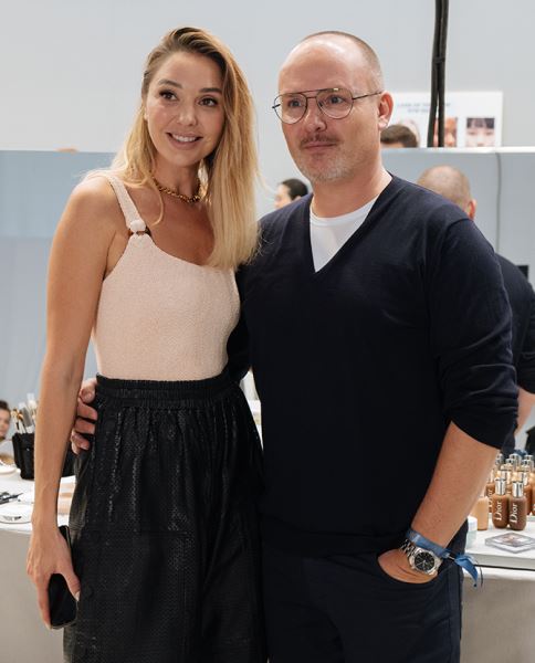 Визажист и инфлюенсер Александра Кириенко сделала репортаж с бэкстейджа показа Dior
