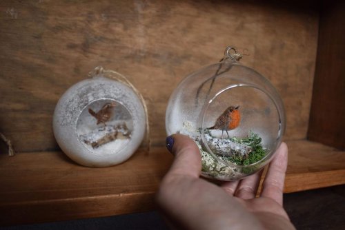 Миниатюрные войлочные животные + стеклянные шары = идеальные ёлочные игрушки (27 фото)
