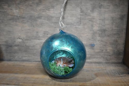Миниатюрные войлочные животные + стеклянные шары = идеальные ёлочные игрушки (27 фото)