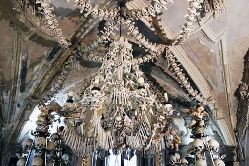 <br />
«Церковь костей» в Чехии запретила селфи из-за туристов<br />
