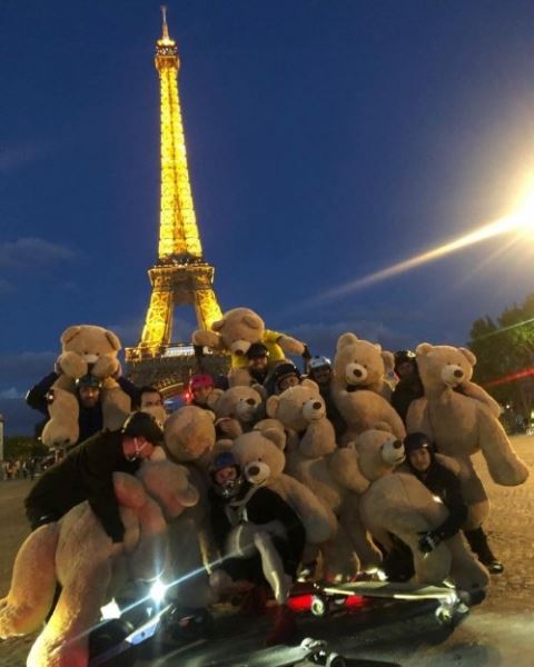 Нашествие плюшевых мишек на Париж (13 фото)